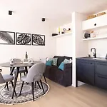 Luna Mare Mit Terrasse & Poolnaehe, Direkt Am Privlaka
