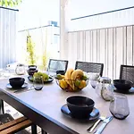 Σπίτι διακοπών Luna Mare Mit Terrasse & Poolnaehe, Direkt Am