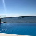 Luna Mare Mit Terrasse & Poolnaehe, Direkt Am Privlaka (Zadar)