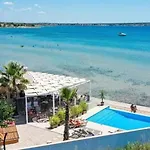 Σπίτι διακοπών Luna Mare Mit Terrasse & Poolnaehe, Direkt Am Privlaka (Zadar)