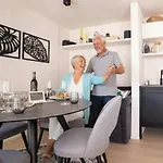 Luna Mare Mit Terrasse & Poolnaehe, Direkt Am Privlaka (Zadar)