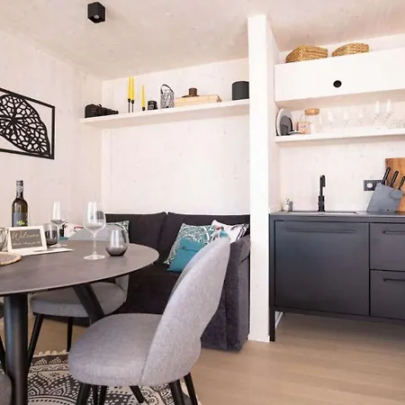 Luna Mare Mit Terrasse & Poolnaehe, Direkt Am