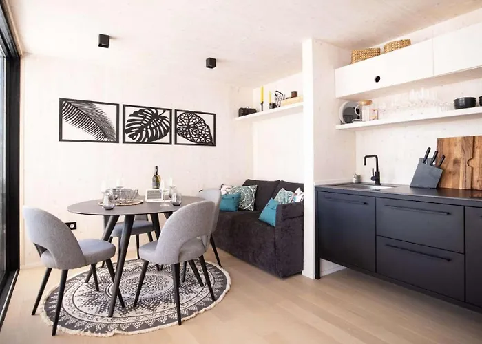 Luna Mare Mit Terrasse & Poolnaehe, Direkt Am Privlaka