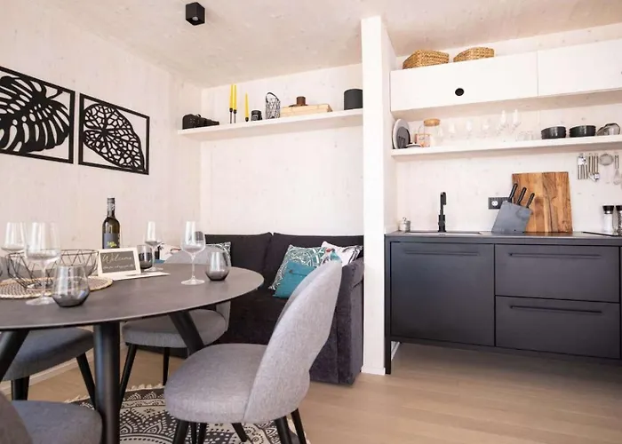 Luna Mare Mit Terrasse & Poolnaehe, Direkt Am