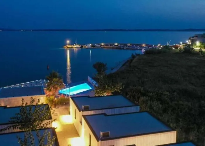 Luna Mare Mit Terrasse & Poolnaehe, Direkt Am Nyaraló Privlaka