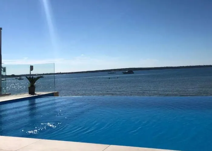 Luna Mare Mit Terrasse & Poolnaehe, Direkt Am Privlaka