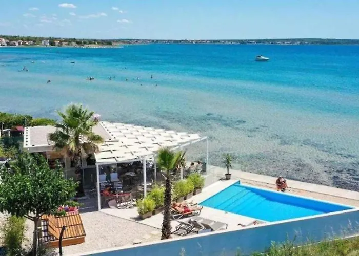 Nyaraló Luna Mare Mit Terrasse & Poolnaehe, Direkt Am Privlaka