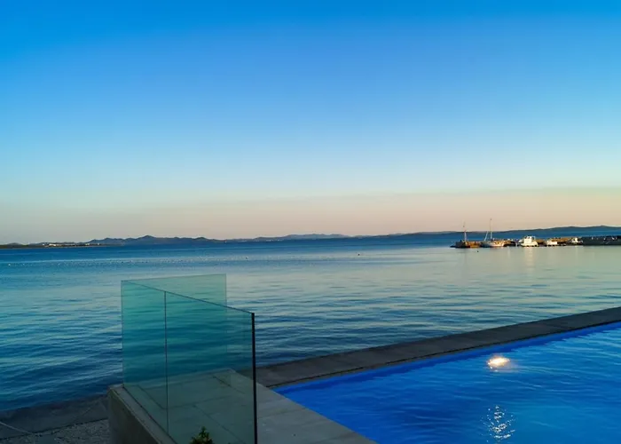 Nyaraló Luna Mare Mit Terrasse & Poolnaehe, Direkt Am Privlaka