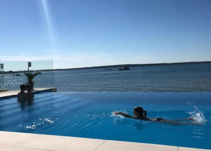 Luna Mare Mit Terrasse & Poolnaehe, Direkt Am * Privlaka (Zadar)